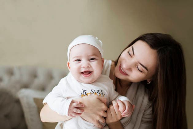 Glückliche, lächelnde junge Mutter, die mit ihrem Neugeborenen im Schlafzimmer spielt. Konzept der Elternschaft happy smiling young mother playing with her with newborn baby in the bedroom. parenthood concept (License=RF) ,model released, Symbolfoto Copyright: xZoonar.com UliaxZotaninax 24502578 ,model released, Symbolfoto ,property released