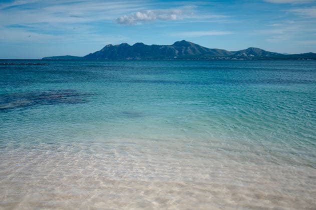 Creative Highlights World Turquoise water with Serra de Tramuntana mountains, Port de Pollença Port de Pollença, Balearic Islands, Spain R_EPZT2601203E-1945060-01