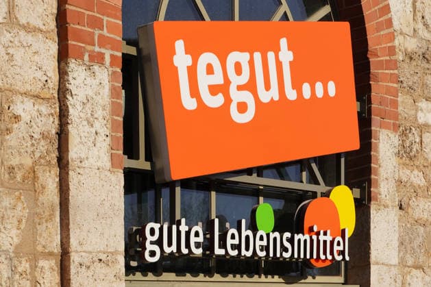 tegut, gute Lebensmittel, Lebensmittelhandel, Firmenlogo vor einer Filiale, Bio-Produkte