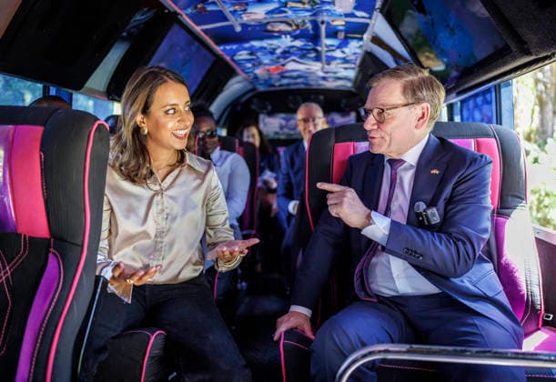 Johann Wadephul (CDU), Bundesaussenminister, aufgenommen am Rande seiner Reise nach Kenia. Hier bei der Fahrt mit einem Matatu Bus mit der Influcerin Shiksha Arora. Dies sind meist bunt gestaltete, privat betriebene Sammeltaxis oder Minibus und in Kenia sehr verbreitet. Fotografiert im Auftrag des Auswaertigen Amtes Nairobi Kenia *** Johann Wadephul CDU , Federal Foreign Minister, photographed on the sidelines of his trip to Kenya Here during a ride on a matatu bus with influencer Shiksha Arora These are mostly colorful, privately operated shared cabs or minibuses and are very common in Kenya Photographed on behalf of the Federal Foreign Office Nairobi Kenya Copyright: xThomasxKoehler AAx