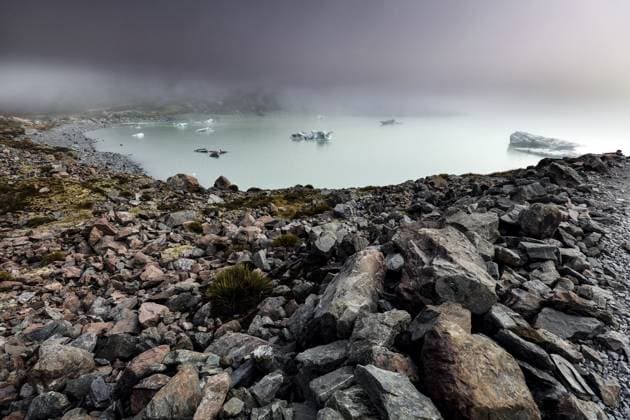Kalter Gletschersee am Hocker Valley Track mit schroffen Felsen und Nebel, Mt Cook, Hocker Valley Track, Neuseeland Cold glacial lake on Hocker Valley Track with rugged rocks and fog, Mt Cook, Hocker Valley Track, New Zealand Copyright: imageBROKER RolandxMarske iblrdm15488576.jpg