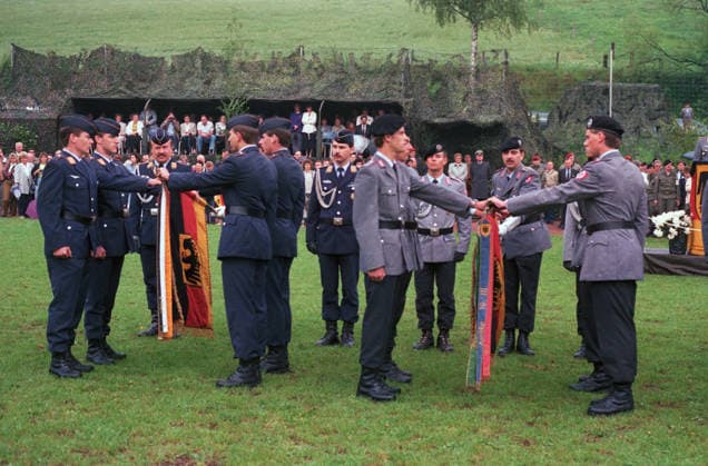 Deutschland, Nentershausen, 11.05.1990 F: 01-42-02 Oeffentliches Geloebnis der Bundeswehr Foto: Geloebnis von Bundeswehr -Rekruten Oeffentliches Geloebnis der Bundeswehr Oeffentliches Geloebnis der Bundeswehr *** Germany, Nentershausen, 11 05 1990 F 01 42 02 Bundeswehr Public Offering Photo Offering of Bundeswehr Recruits Bundeswehr Public Offering of Bundeswehr Public Offering of Bundeswehr