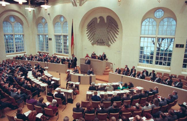 Deutschland, Bonn, 15.02.1990 F: 01-23-32 Kohl-Regierungserklaerung zur Einheit Foto: Uebersicht Bundestag Kohl-Regierungserklaerung zur Einheit Kohl-Regierungserklaerung zur Einheit *** Germany, Bonn, 15 02 1990 F 01 23 32 Kohl government statement on unity photo overview Bundestag Kohl government statement on unity Kohl government statement on unity
