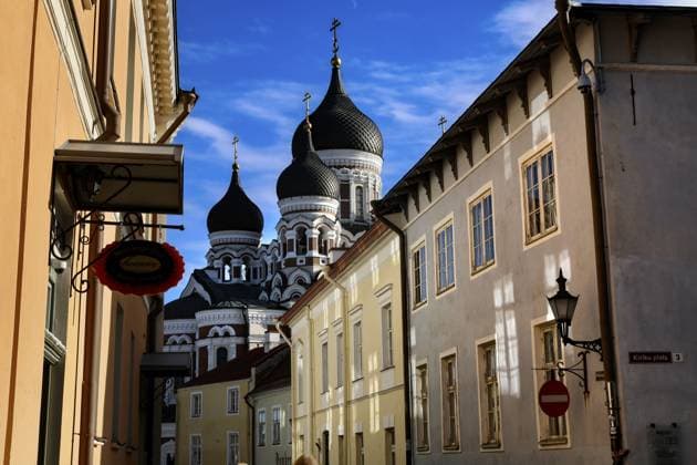 Blick auf die Alexander-Newski-Kathedrale durch eine Tallinner Straßenansicht, Tallinn, null, Estland View of Alexander Nevsky Cathedral through a Tallinn street view, Tallinn, zero, Estonia Copyright: imageBROKER RolandxMarske iblrdm15541043.jpg