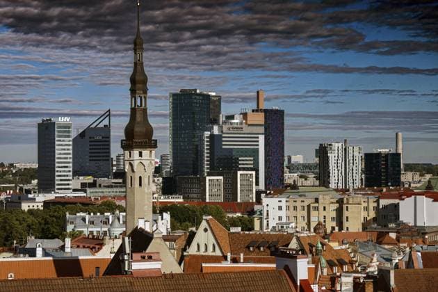 Ausblick von der Kohtuotsa Aussichtsplattform auf Tallinns Skyline mit historischen und modernen Gebäuden, Tallinn, Harju, Estland View of Tallinn s skyline with historic and modern buildings from the Kohtuotsa observation deck, Tallinn, Harju, Estonia Copyright: imageBROKER RolandxMarske iblrdm15541044.jpg