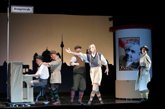 Henrik Kairies, Mario Ramos, Bürger Lars Dietrich, Oliver Seidel und Krista Birkner bei der Fotoprobe zum Theaterstück Erich und die Detektive im Schlosspark Theater. Berlin, 21.01.2026
