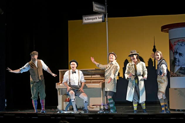 Bürger Lars Dietrich, Henrik Kairies, Mario Ramos, Krista Birkner und Oliver Seidel bei der Fotoprobe zum Theaterstück Erich und die Detektive im Schlosspark Theater. Berlin, 21.01.2026