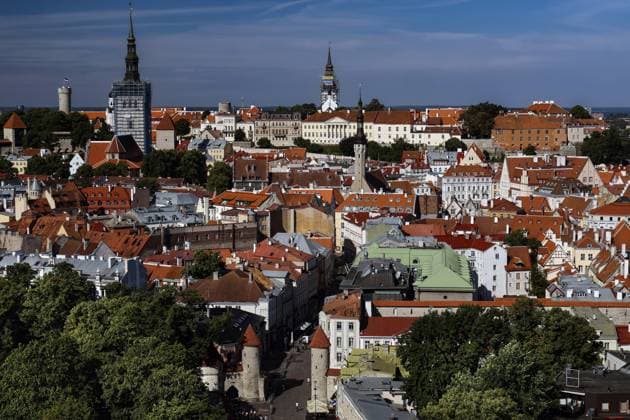 Panorama der Altstadt von Tallinn mit Kirchtürmen und historischen Gebäuden, blauer Himmel, Tallinn, Harju, Estland Panorama of Old Tallinn with church towers and historic buildings, blue sky, Tallinn, Harju, Estonia Copyright: imageBROKER RolandxMarske iblrdm15541072.jpg