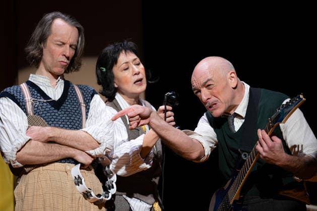 Erich und die Detektive; von Philip Tiedemann, Regie Philip Tiedemann, Bühne und Kostüm Alexander Martynow, Musik Henrik Kairies, Besetzung Bürger Lars Dietrich, Krista Birkner, Mario Ramos, Oliver Seidel, Henrik Kairies, am 21.01.2026 in Berlin, (Schlosspark Theater), Deutschland