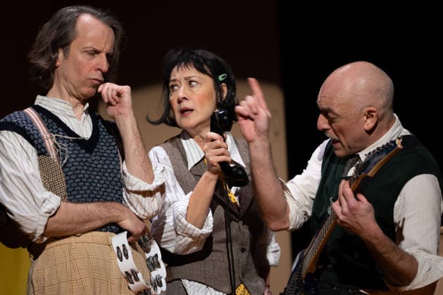 Erich und die Detektive; von Philip Tiedemann, Regie Philip Tiedemann, Bühne und Kostüm Alexander Martynow, Musik Henrik Kairies, Besetzung Bürger Lars Dietrich, Krista Birkner, Mario Ramos, Oliver Seidel, Henrik Kairies, am 21.01.2026 in Berlin, (Schlosspark Theater), Deutschland