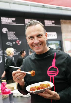 21.01.2026, Berlin - Deutschland. Grüne Woche, Tim Raue mit seiner Currywurst aus dem Sphere im Fernsehturm.