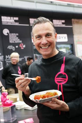 21.01.2026, Berlin - Deutschland. Grüne Woche, Tim Raue mit seiner Currywurst aus dem Sphere im Fernsehturm.