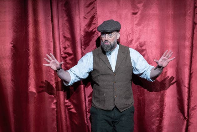 ERICH UND DIE DETEKTIVE EINE KÄSTNER-REVUE Bürger Lars Dietrich ERICH UND DIE DETEKTIVE EINE KÄSTNER - REVUE LIVE AM SCHLOSSPARK YARD! öffentliche TV- FOTOPROBE im Schlosspark Theater in Berlin Copyright: xEventpressxFuhrx