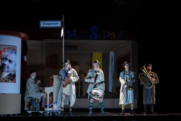 ERICH UND DIE DETEKTIVE EINE KÄSTNER-REVUE Bürger Lars Dietrich, Krista Birkner, Mario Ramos, Oliver Seidel, Henrik Kairies ERICH UND DIE DETEKTIVE EINE KÄSTNER - REVUE LIVE AM SCHLOSSPARK YARD! öffentliche TV- FOTOPROBE im Schlosspark Theater in Berlin Copyright: xEventpressxFuhrx