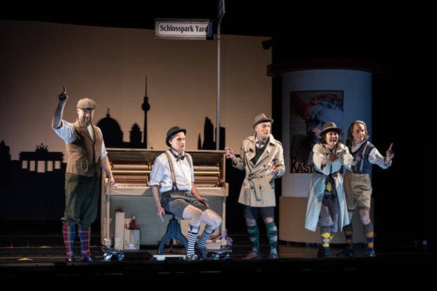 ERICH UND DIE DETEKTIVE EINE KÄSTNER-REVUE Bürger Lars Dietrich, Krista Birkner, Mario Ramos, Oliver Seidel, Henrik Kairies ERICH UND DIE DETEKTIVE EINE KÄSTNER - REVUE LIVE AM SCHLOSSPARK YARD! öffentliche TV- FOTOPROBE im Schlosspark Theater in Berlin Copyright: xEventpressxFuhrx