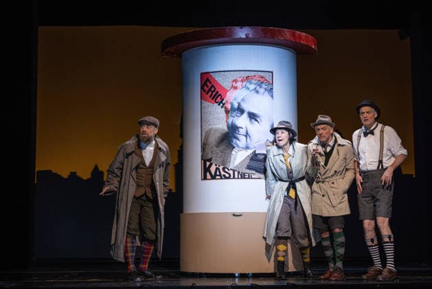 ERICH UND DIE DETEKTIVE EINE KÄSTNER-REVUE Bürger Lars Dietrich, Krista Birkner, Mario Ramos, Oliver Seidel, Henrik Kairies ERICH UND DIE DETEKTIVE EINE KÄSTNER - REVUE LIVE AM SCHLOSSPARK YARD! öffentliche TV- FOTOPROBE im Schlosspark Theater in Berlin Copyright: xEventpressxFuhrx