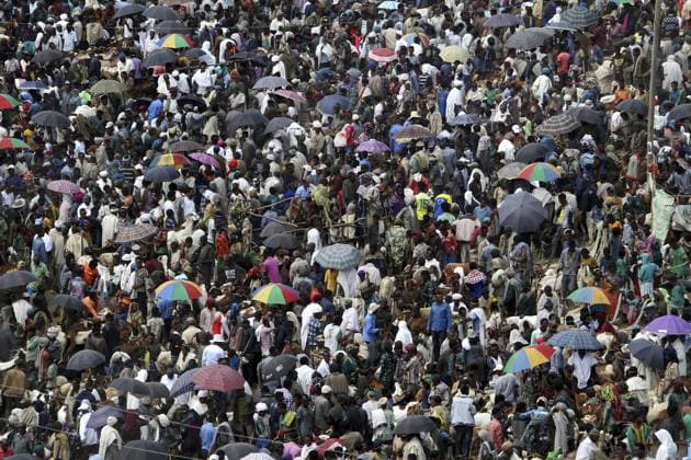 Dichte Menschenmenge mit bunten Schirmen auf einem belebten Markt, Lalibela, Äthiopien Dense crowd with colorful umbrellas at a busy market, Lalibela, Ethiopia Copyright: imageBROKER RolandxMarske iblrdm15564297.jpg