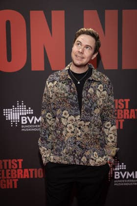 BVMI Artist Celebration Night Oimara Beni Hafner Der Bundesverband Musikindustrie zur Artist Celebration Night ein einem Abend, an dem die Branche zusammenkommt und die Vielfalt und Kraft der Musik gefeiert wird. Rund 300 Gäste zum Dinner sowie weitere 300 Gäste zur Aftershow-Party werden in der Stadion Berlin erwartet. Copyright: xEventpressxFuhrx