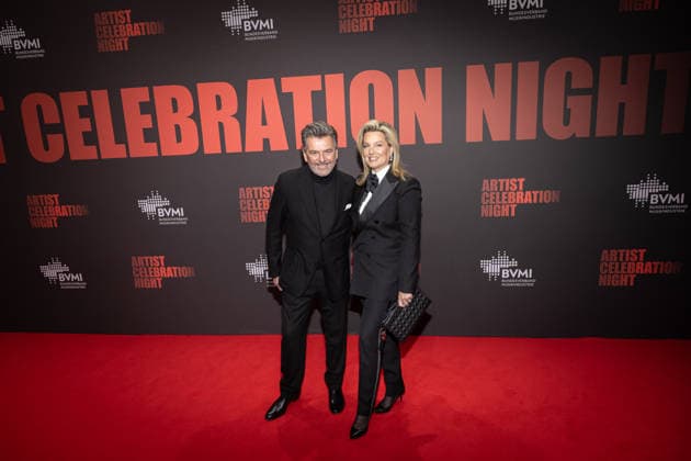 BVMI Artist Celebration Night Thomas Anders und Ehefrau Claudia Der Bundesverband Musikindustrie zur Artist Celebration Night ein einem Abend, an dem die Branche zusammenkommt und die Vielfalt und Kraft der Musik gefeiert wird. Rund 300 Gäste zum Dinner sowie weitere 300 Gäste zur Aftershow-Party werden in der Stadion Berlin erwartet. Copyright: xEventpressxFuhrx