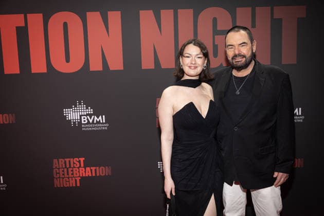 BVMI Artist Celebration Night Marian Gold (Hartwig Schierbaum) Alphaville und Tochter Lily Der Bundesverband Musikindustrie zur Artist Celebration Night ein einem Abend, an dem die Branche zusammenkommt und die Vielfalt und Kraft der Musik gefeiert wird. Rund 300 Gäste zum Dinner sowie weitere 300 Gäste zur Aftershow-Party werden in der Stadion Berlin erwartet. Copyright: xEventpressxFuhrx