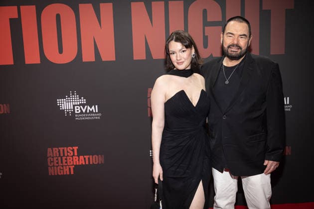 BVMI Artist Celebration Night Marian Gold (Hartwig Schierbaum) Alphaville und Tochter Lily Der Bundesverband Musikindustrie zur Artist Celebration Night ein einem Abend, an dem die Branche zusammenkommt und die Vielfalt und Kraft der Musik gefeiert wird. Rund 300 Gäste zum Dinner sowie weitere 300 Gäste zur Aftershow-Party werden in der Stadion Berlin erwartet. Copyright: xEventpressxFuhrx