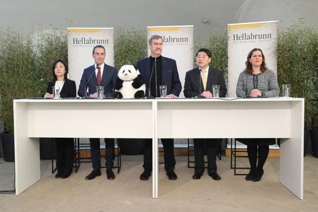 (260122) -- MUNICH, Jan. 22, 2026 -- Chinese ambassador to Germany Deng Hongbo (2nd, R) delivers a speech during a signing ceremony of a cooperation agreement on giant panda conservation at Hellabrunn Zoo in Munich, Germany, on Jan. 21, 2026. The China Wildlife Conservation Association on Wednesday signed a cooperation agreement with Munich s Hellabrunn Zoo on giant panda conservation, under which two giant pandas from China will come to the zoo for a 10-year program. The association said in a statement that Chinese experts have conducted multiple inspection and assessment visits to Munich to help ensure the two giant pandas will live in good health at Hellabrunn Zoo. ) GERMANY-MUNICH-CONSERVATION PROGRAM-GIANT PANDA-SIGNING CEREMONY Du 