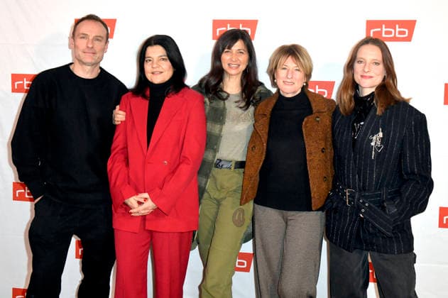 Mark Waschke, Jasmin Tabatabai, Mira Thiel, Corinna Harfouch und Anne Ratte-Polle bei der Premiere des ARD Fernsehfilms Tatort - Gefahrengebiet im Delphi Filmpalast. Berlin, 21.01.2026