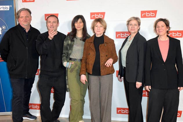 Jens C. Susa, Mark Waschke, Mira Thiel, Corinna Harfouch, Catherine Stoyan, Gast und Verena Veihl bei der Premiere des ARD Fernsehfilms Tatort - Gefahrengebiet im Delphi Filmpalast. Berlin, 21.01.2026