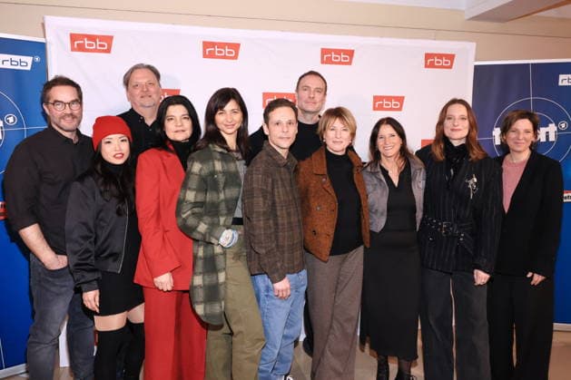 21.01.2026 , Moritz Anton, Trang Le Hong, Jens C. Susa, Jasmin Tabatabai, Mira Thiel, Nils Kahnwald, Mark Waschke, Corinna Harfouch, Catherine Stoyan, Anne Ratte-Polle und Verena Veihl zur Premiere Tatort: Gefahrengebiet, ARD, Kriminalfilm, im Delphi Filmpalast, Berlin, Berlin Deutschland, Germany