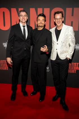 abb: Giovanni Zarrella mitte mit Gast auf dem roten Teppich bei der Artist Celebration Night im Station Berlin am 21.01.2026 in Berlin Berlin Deutschland