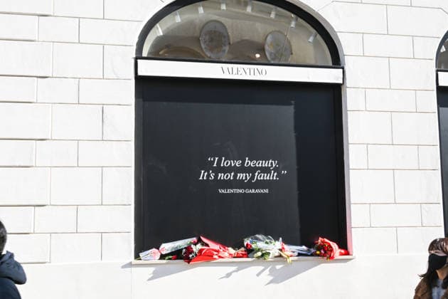 Rome, Death of Valentino Garavani - Day 2 - Chapel of Rest in Rome at his Foundation in Piazza Mignanelli - Pictured: flowers and tributes, the designer s famous signature phrase  Copyright: xMaurizioxD Avanzox xipa-agency.netx xDxAngelo Landix IPA_Agency_IPA70408322