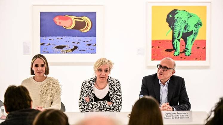German Pop Art ** NUR FÜR REDAKTIONELLE ZWECKE ** EDITORIAL USE ONLY **<p>Kuratorin Dr. Sarah Hülsewig, Museumsdirektorin Dr. Christine Vogt, und Kulturdezernent Apostolos Tsalastras, von links, informieren die Pressevertreter über die German Pop Art Austellung im Museum Ludwig Galerie im Schloß Oberhausen, am Donnerstag den 22. Januar 2026 in Oberhausen. Oberhausen Copyright: LarsxFröhlich