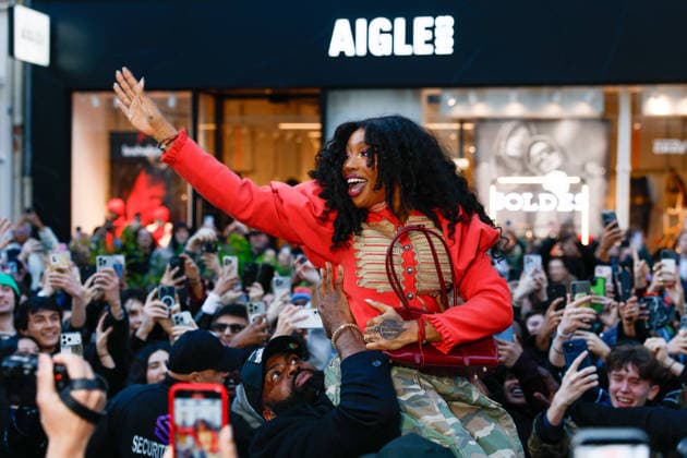 American R B singer SZA whips crowds into a frenzy during a visit to the Vans store during Paris Fashion Week PFW , in Paris, France, on January 22, 2026 Julien Sarkissian Bestimge American R B singer SZA whips crowds into a frenzy during a visit to the Vans store during Paris Fashion Week PFW , in Paris, France, on January 22, 2026 Paris France  Copyright: xJulienxSarkissianx xBestimagexJulienxSarkissianx xBestimagex