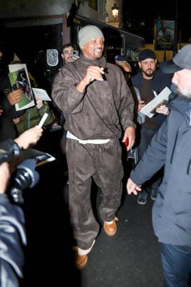 Bain de foule pour Will Smith et sa femme Jada Pinkett Smith à la sortie dun immeuble rue de Rivoli lors de la Fashion Week de Paris PFW , le 22 janvier 2026 Yoann Ouahcene Bestimage Will Smith and his wife Jada Pinkett Smith greet the crowds as they leave a building on Rue de Rivoli during Paris Fashion Week PFW , on January 22, 2026 Paris France  Copyright: xYoannxOuahcenex xBestimagexYoannxOuahcenex xBestimagex