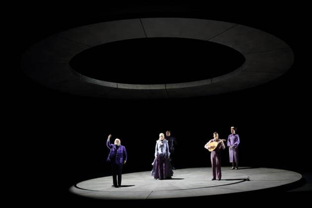 Olafur Sigurdarson (als Simone Trovai), Laura Wilde (als Violanta), Andrei Danilov (als Matteo), Pedro Alcacer (Laute) und Lucy Baker (als Zweite Magd), v.l., während der Fotoprobe für Violanta in der Deutschen Oper in Berlin, 22. Januar 2026. Oper in einem Akt von Erich Wolfgang Korngold. Musikalische Leitung Donald Runnicles. Inszenierung David Hermann. Bühne Jo Schramm. Kostüme Sybille Wallum. Premiere ist am 25. Januar 2026. Deutsche Oper Berlin Violanta