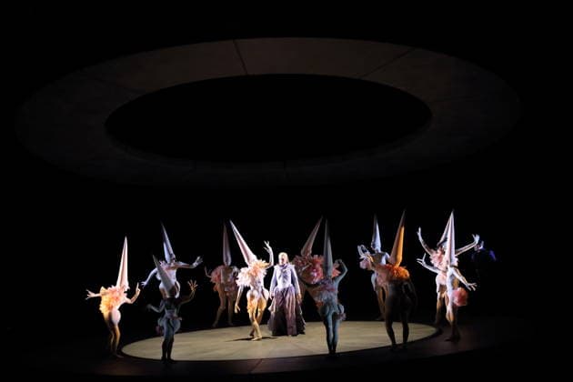 Laura Wilde (als Violanta) und Ensemble während der Fotoprobe für Violanta in der Deutschen Oper in Berlin, 22. Januar 2026. Oper in einem Akt von Erich Wolfgang Korngold. Musikalische Leitung Donald Runnicles. Inszenierung David Hermann. Bühne Jo Schramm. Kostüme Sybille Wallum. Premiere ist am 25. Januar 2026. Deutsche Oper Berlin Violanta
