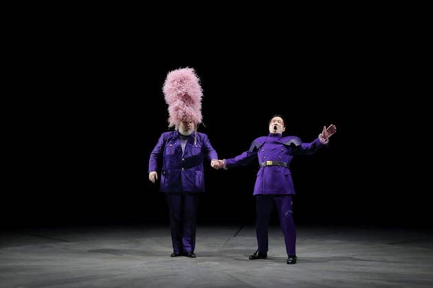 Olafur Sigurdarson (als Simone Trovai) und Kangyoon Shine Lee (als Giovanni), v.l., während der Fotoprobe für Violanta in der Deutschen Oper in Berlin, 22. Januar 2026. Oper in einem Akt von Erich Wolfgang Korngold. Musikalische Leitung Donald Runnicles. Inszenierung David Hermann. Bühne Jo Schramm. Kostüme Sybille Wallum. Premiere ist am 25. Januar 2026. Deutsche Oper Berlin Violanta