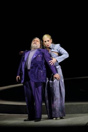 Olafur Sigurdarson (als Simone Trovai) und Laura Wilde (als Violanta) während der Fotoprobe für Violanta in der Deutschen Oper in Berlin, 22. Januar 2026. Oper in einem Akt von Erich Wolfgang Korngold. Musikalische Leitung Donald Runnicles. Inszenierung David Hermann. Bühne Jo Schramm. Kostüme Sybille Wallum. Premiere ist am 25. Januar 2026. Deutsche Oper Berlin Violanta