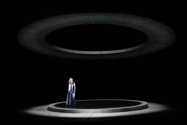 Laura Wilde (als Violanta) während der Fotoprobe für Violanta in der Deutschen Oper in Berlin, 22. Januar 2026. Oper in einem Akt von Erich Wolfgang Korngold. Musikalische Leitung Donald Runnicles. Inszenierung David Hermann. Bühne Jo Schramm. Kostüme Sybille Wallum. Premiere ist am 25. Januar 2026. Deutsche Oper Berlin Violanta
