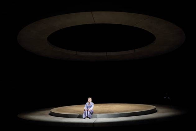 Laura Wilde (als Violanta) während der Fotoprobe für Violanta in der Deutschen Oper in Berlin, 22. Januar 2026. Oper in einem Akt von Erich Wolfgang Korngold. Musikalische Leitung Donald Runnicles. Inszenierung David Hermann. Bühne Jo Schramm. Kostüme Sybille Wallum. Premiere ist am 25. Januar 2026. Deutsche Oper Berlin Violanta
