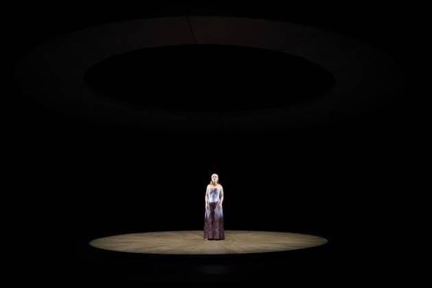 Laura Wilde (als Violanta) während der Fotoprobe für Violanta in der Deutschen Oper in Berlin, 22. Januar 2026. Oper in einem Akt von Erich Wolfgang Korngold. Musikalische Leitung Donald Runnicles. Inszenierung David Hermann. Bühne Jo Schramm. Kostüme Sybille Wallum. Premiere ist am 25. Januar 2026. Deutsche Oper Berlin Violanta