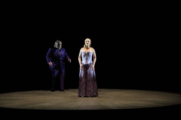 Olafur Sigurdarson (als Simone Trovai) und Laura Wilde (als Violanta) während der Fotoprobe für Violanta in der Deutschen Oper in Berlin, 22. Januar 2026. Oper in einem Akt von Erich Wolfgang Korngold. Musikalische Leitung Donald Runnicles. Inszenierung David Hermann. Bühne Jo Schramm. Kostüme Sybille Wallum. Premiere ist am 25. Januar 2026. Deutsche Oper Berlin Violanta