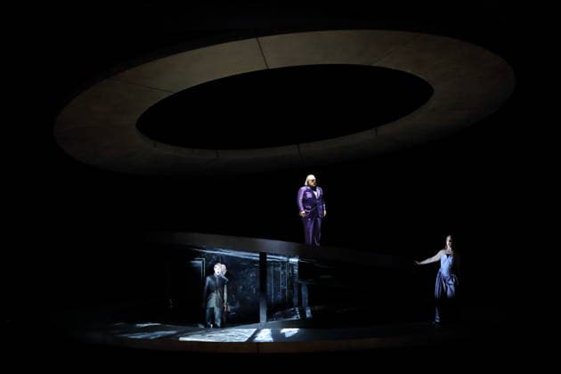 Mihails Culpajevs (als Alfonso), Olafur Sigurdarson (als Simone Trovai) und Laura Wilde (als Violanta), v.l., während der Fotoprobe für Violanta in der Deutschen Oper in Berlin, 22. Januar 2026. Oper in einem Akt von Erich Wolfgang Korngold. Musikalische Leitung Donald Runnicles. Inszenierung David Hermann. Bühne Jo Schramm. Kostüme Sybille Wallum. Premiere ist am 25. Januar 2026. Deutsche Oper Berlin Violanta