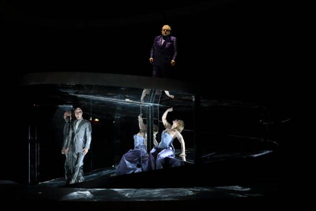 Mihails Culpajevs (als Alfonso), Laura Wilde (als Violanta) und Olafur Sigurdarson (als Simone Trovai), v.l., während der Fotoprobe für Violanta in der Deutschen Oper in Berlin, 22. Januar 2026. Oper in einem Akt von Erich Wolfgang Korngold. Musikalische Leitung Donald Runnicles. Inszenierung David Hermann. Bühne Jo Schramm. Kostüme Sybille Wallum. Premiere ist am 25. Januar 2026. Deutsche Oper Berlin Violanta