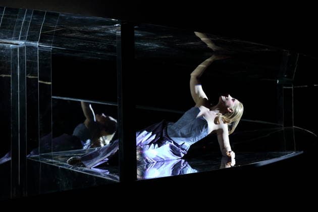Laura Wilde (als Violanta) während der Fotoprobe für Violanta in der Deutschen Oper in Berlin, 22. Januar 2026. Oper in einem Akt von Erich Wolfgang Korngold. Musikalische Leitung Donald Runnicles. Inszenierung David Hermann. Bühne Jo Schramm. Kostüme Sybille Wallum. Premiere ist am 25. Januar 2026. Deutsche Oper Berlin Violanta