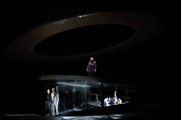 Mihails Culpajevs (als Alfonso), Olafur Sigurdarson (als Simone Trovai) und Laura Wilde (als Violanta), v.l., während der Fotoprobe für Violanta in der Deutschen Oper in Berlin, 22. Januar 2026. Oper in einem Akt von Erich Wolfgang Korngold. Musikalische Leitung Donald Runnicles. Inszenierung David Hermann. Bühne Jo Schramm. Kostüme Sybille Wallum. Premiere ist am 25. Januar 2026. Deutsche Oper Berlin Violanta