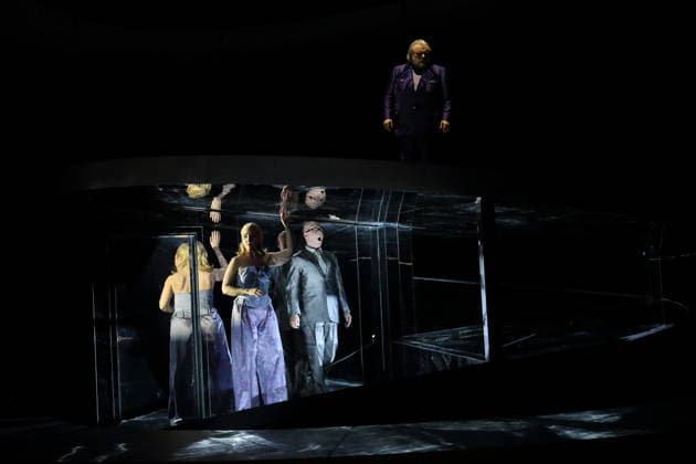 Laura Wilde (als Violanta), Mihails Culpajevs (als Alfonso) und Olafur Sigurdarson (als Simone Trovai), v.l., während der Fotoprobe für Violanta in der Deutschen Oper in Berlin, 22. Januar 2026. Oper in einem Akt von Erich Wolfgang Korngold. Musikalische Leitung Donald Runnicles. Inszenierung David Hermann. Bühne Jo Schramm. Kostüme Sybille Wallum. Premiere ist am 25. Januar 2026. Deutsche Oper Berlin Violanta