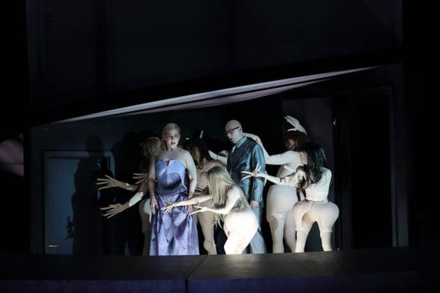 Laura Wilde (als Violanta) und Mihails Culpajevs (als Alfonso) sowie Ensemble während der Fotoprobe für Violanta in der Deutschen Oper in Berlin, 22. Januar 2026. Oper in einem Akt von Erich Wolfgang Korngold. Musikalische Leitung Donald Runnicles. Inszenierung David Hermann. Bühne Jo Schramm. Kostüme Sybille Wallum. Premiere ist am 25. Januar 2026. Deutsche Oper Berlin Violanta
