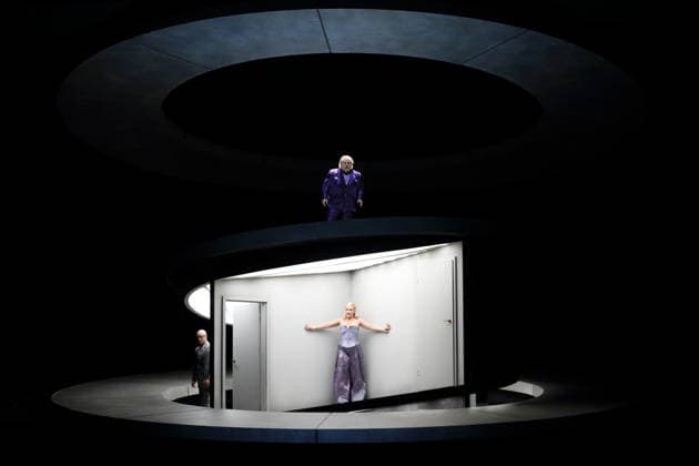 Olafur Sigurdarson (oben als Simone Trovai) sowie Mihails Culpajevs (als Alfonso) und Laura Wilde (als Violanta) während der Fotoprobe für Violanta in der Deutschen Oper in Berlin, 22. Januar 2026. Oper in einem Akt von Erich Wolfgang Korngold. Musikalische Leitung Donald Runnicles. Inszenierung David Hermann. Bühne Jo Schramm. Kostüme Sybille Wallum. Premiere ist am 25. Januar 2026. Deutsche Oper Berlin Violanta