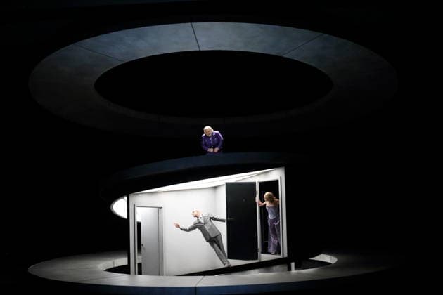 Olafur Sigurdarson (oben als Simone Trovai) sowie Mihails Culpajevs (als Alfonso) und Laura Wilde (als Violanta) während der Fotoprobe für Violanta in der Deutschen Oper in Berlin, 22. Januar 2026. Oper in einem Akt von Erich Wolfgang Korngold. Musikalische Leitung Donald Runnicles. Inszenierung David Hermann. Bühne Jo Schramm. Kostüme Sybille Wallum. Premiere ist am 25. Januar 2026. Deutsche Oper Berlin Violanta